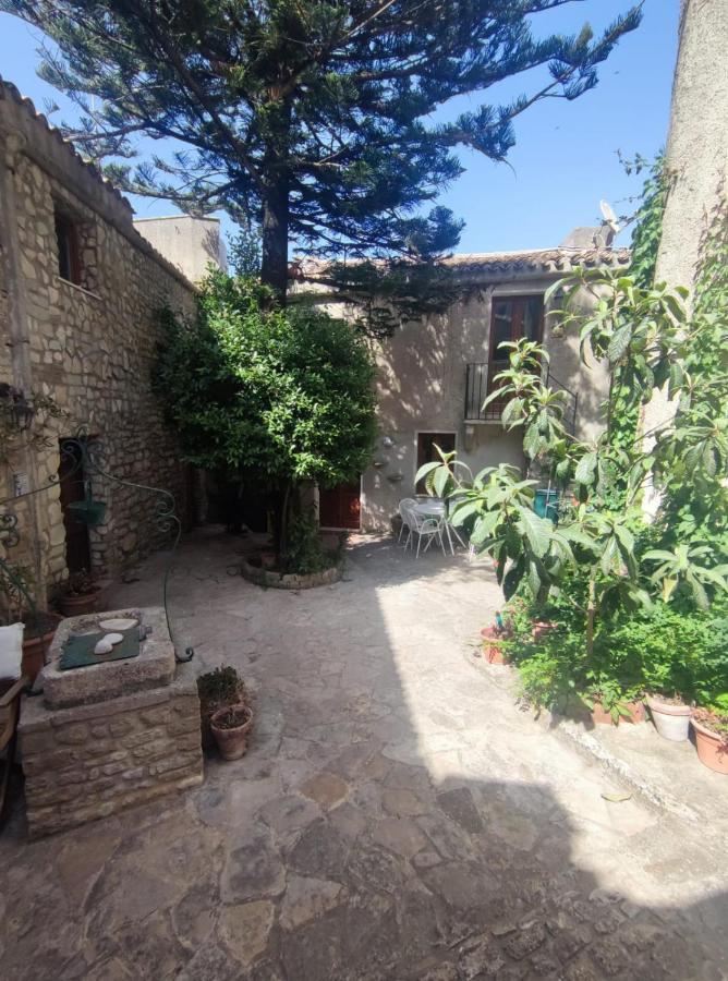 Cortile Via Sales 11 Erice Exterior foto